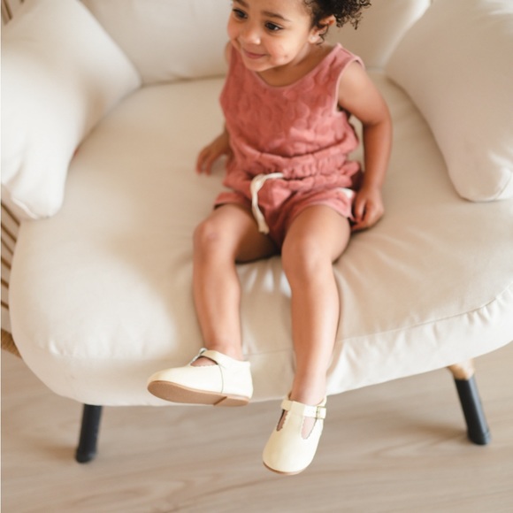 Riley T-Straps - Scalloped - Pale Yellow - Picture 11 of 15